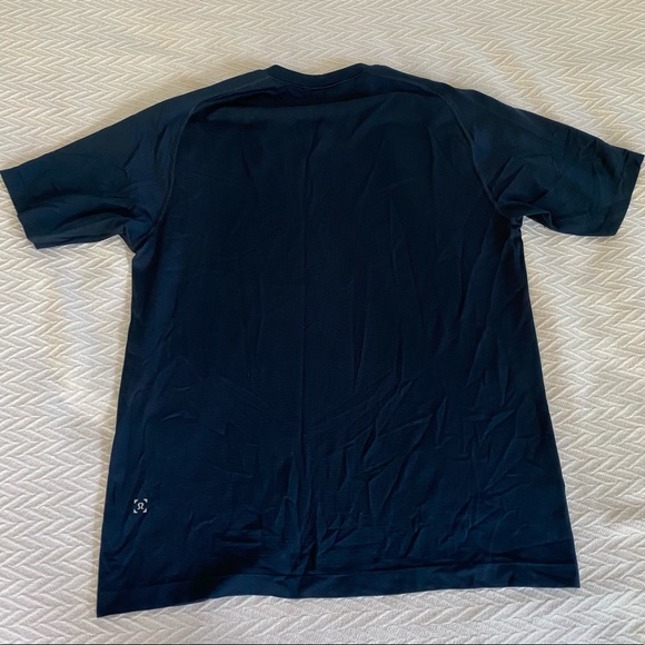 LuluLemon Vent Tech Shirt - Picture 2 of 2